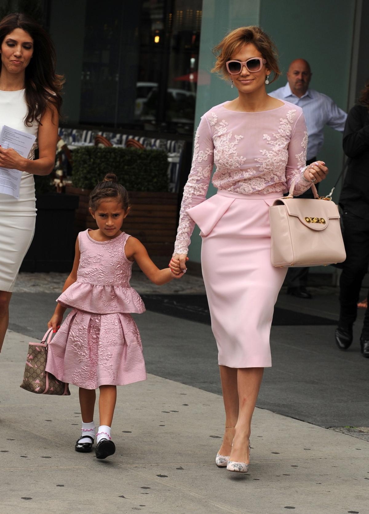 
	
	Jennifer Lopez và con gái Emme.